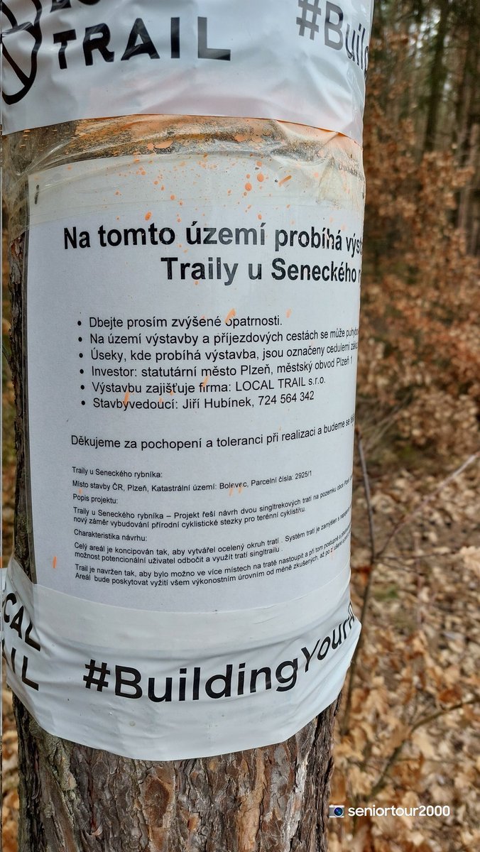 seniortour2000's tweet photo. @PohleduUhel @p_athologist 2/2 Od prozatimního startu/ nad ním se trasa dále prodlužuje, stále klesáte dolů/ množství klopenek i skoky k cyklostezce 2151, po druhé straně průseku vystoupáte lesem ty serpentiny včera focené a sjedete pár zatáček ke skautské klubovně ↘️↩️↪️🔄 #Bolevec #TrailSenecak https://t.co/o7mdstjrdD