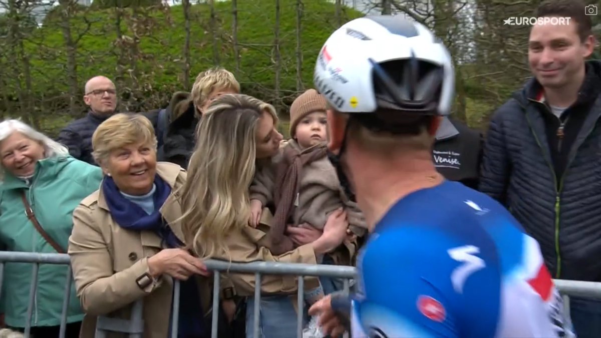 The grandson of VDB was not very impressed with daddy's victory. 😍 Probably he thinks Nokere is a shit race. #NokereKoerse