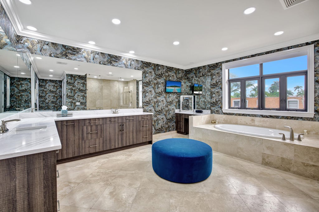 LangRealty's tweet photo. 📍Fort Lauderdale, FL

Equal Housing Opportunity
Offered at $2,695,000 by Cyd Berusch -- 561.212.5005

For more information, please visit https://t.co/b0mEWYiW5p

#langrealty #listwithlang https://t.co/vCGLqK3twt