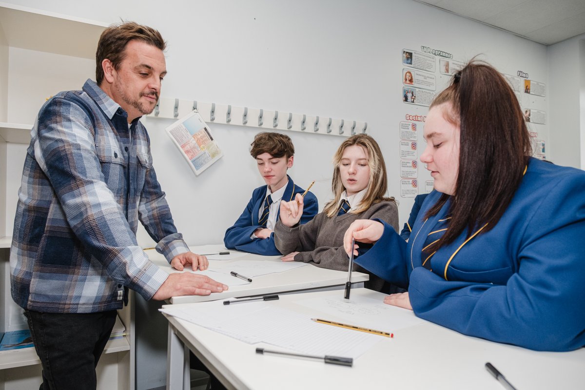 To mark national #NoSmokingDay, I spent the morning with @HistoryMakersGM and @hitsradiouk at a school in Bolton talking to pupils about the risks of smoking and youth vaping. The students also had a masterclass in script writing and got to make their own radio adverts! 🎙️🎧