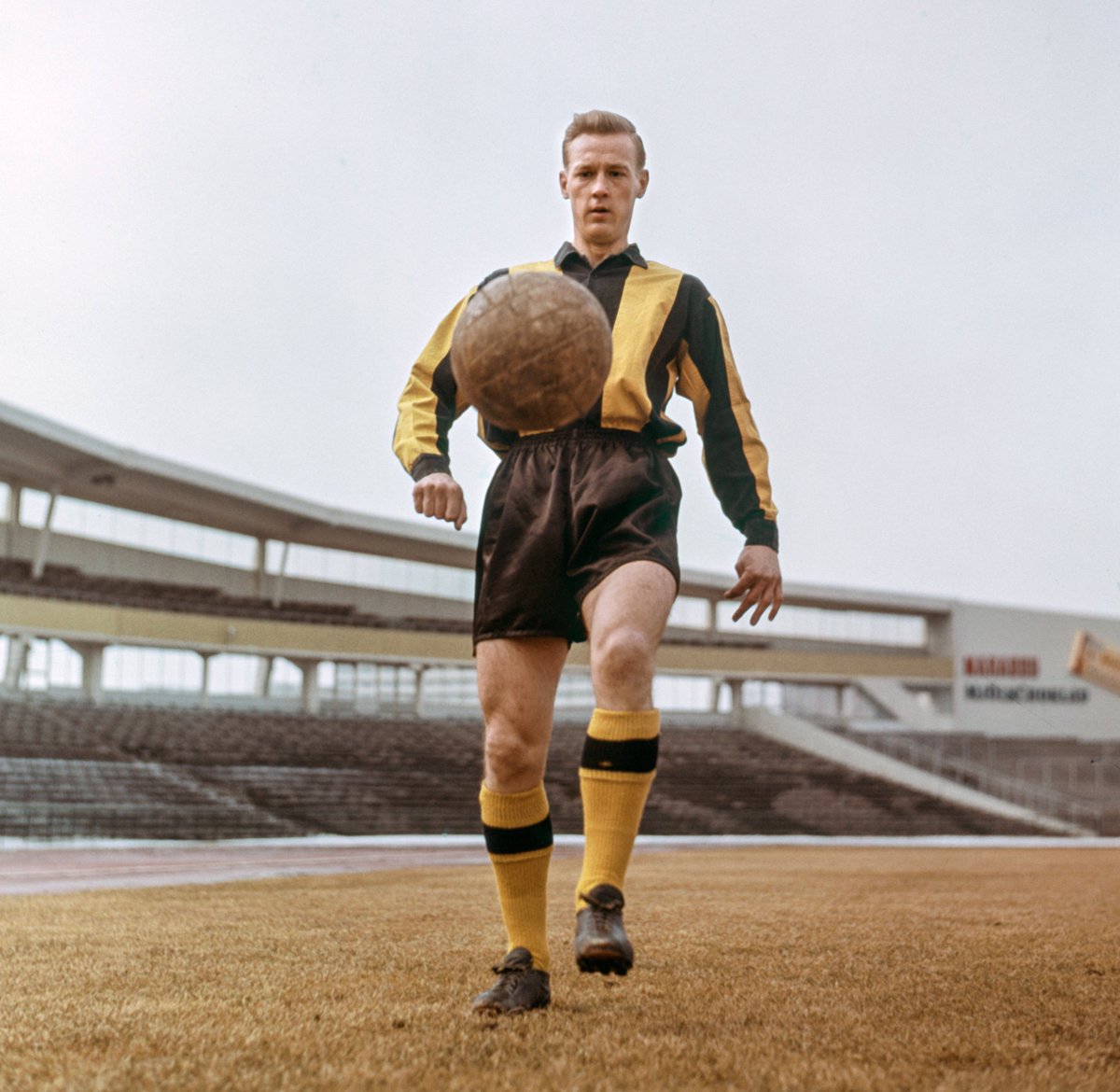 Gösta Lundell har gått ur tiden, vid 89 års ålder. Högerhalven var en tongivande Hammarby-pjäs i över ett decennium efter debuten 1955, med bland annat 128 allsvenska matcher.

hammarbyfotboll.se/nyheter/goesta…

#Bajen