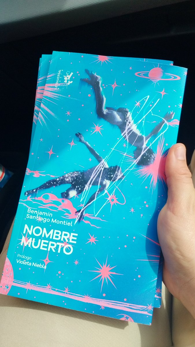 benjamin_bka's tweet image. Por fin puedo contároslo: mi primer poemario, "NOMBRE MUERTO", se publica el 20 de marzo en @letraversal . Ya podéis comprarlo en preventa en su web y el día 20 en librerías. 

En él navego la infancia trans, hago morir un nombre y os muestro cuando empecé a balbucear el mío 🏳️‍⚧️