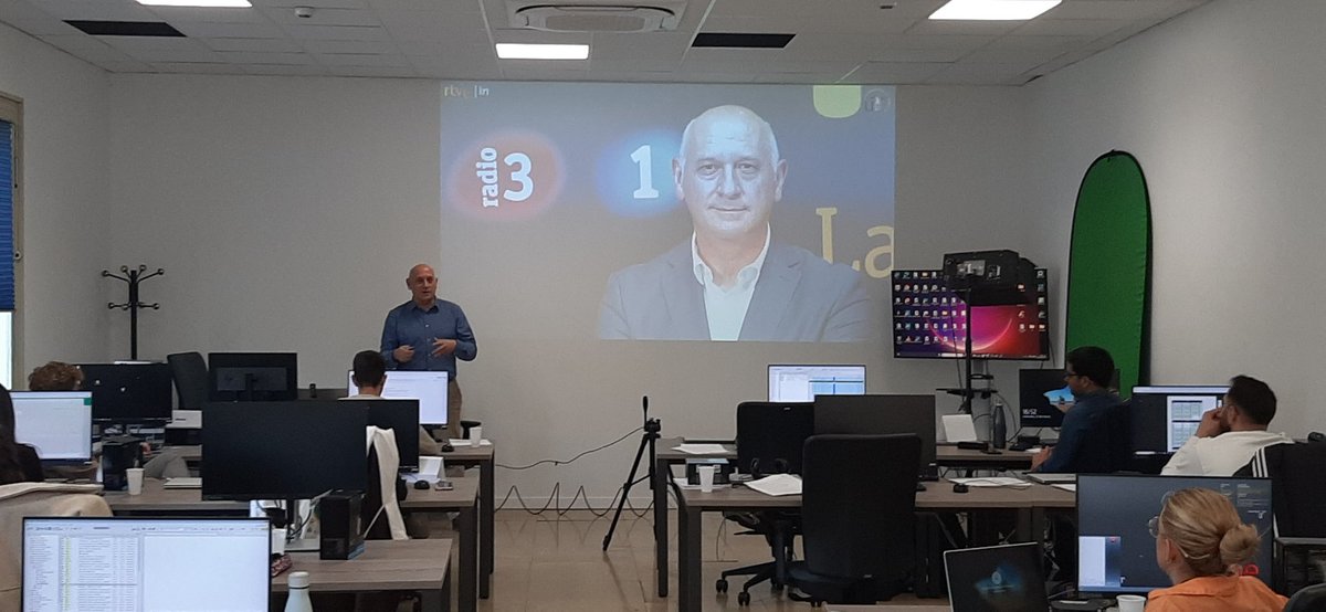 "Con la IA ya no se trata de distinguir lo que es verdad de lo que es mentira, sino lo que es veraz de lo que es verosímil". <a href="/Urbano1313/">Urbano García Alonso</a> explica en el #MásterPeriodismo360 el uso de
D-ID,Hey Gen,VMix,... herramientas basadas en IA para contenidos audiovisuales
<a href="/RTVEin/">RTVE Instituto</a> <a href="/unisevilla/">Universidad de Sevilla</a>