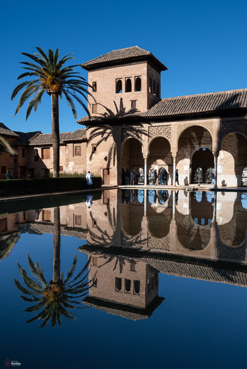 No me gustaría ser ciego en Granada ▪︎ La Alhambra con sus ventanas y palacios ▪︎ Alhambra, Granada (Spain) • • • • #mirandoeldetalle #Alhambra #Granada #Andalucía #Spain #monumental #photo #fotografías #alhambradegranada #alhambragranada #destino #reflejos #ventanas