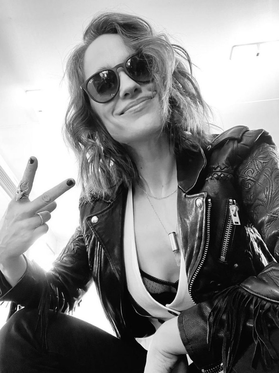 nayasrivera2's tweet photo. i’d risk it all for short haired wynonna https://t.co/5yQFKP0eRW