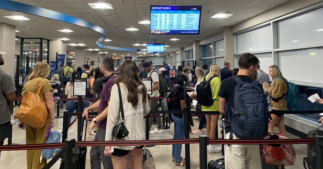 ⏰ Don't underestimate how long it will take to get to your gate before boarding - plan to arrive at DSM 90+ minutes before departure. #flyeasy #springbreak #flydsm #dsmairport