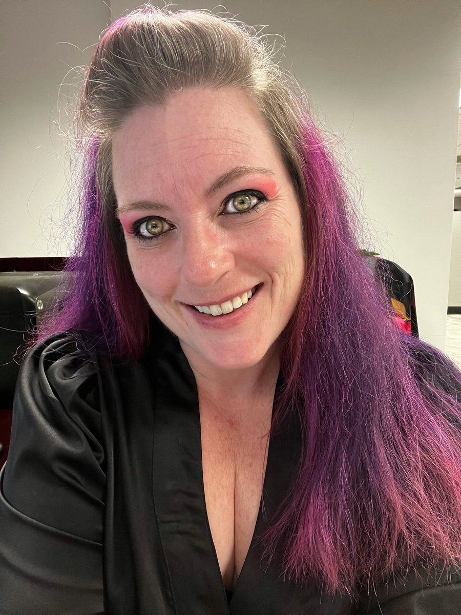 BlessedBCharmed's tweet photo. Sitting at the new job and I’m too fast with my work… man this is boring #BlessedB #MILF https://t.co/uVhsPEln8b