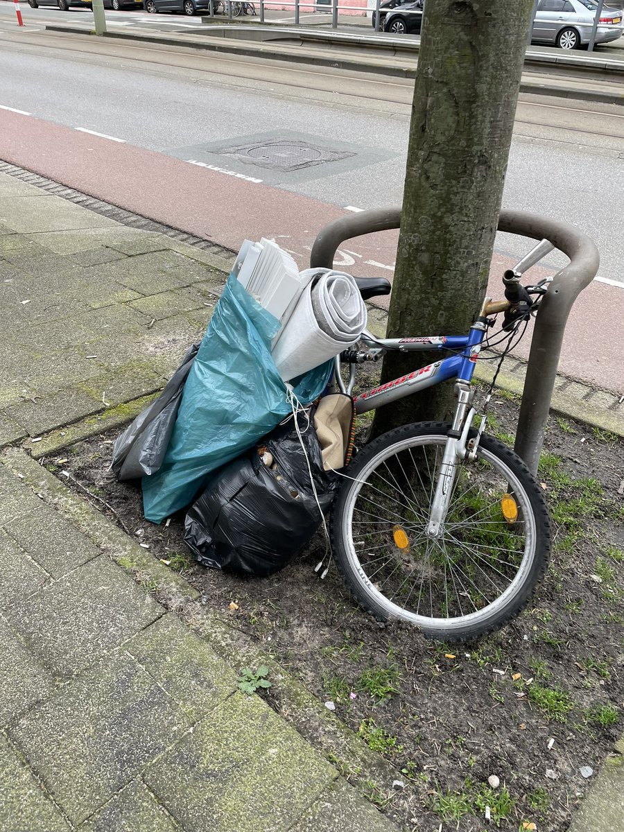 MargotDeBoks's tweet photo. Meldingen in de Jan van der Heijdenstraat, grofvuil, vuilnis en fietswrakken @GemeenteDenHaag #isgemeld https://t.co/Mfw1SGsq7b