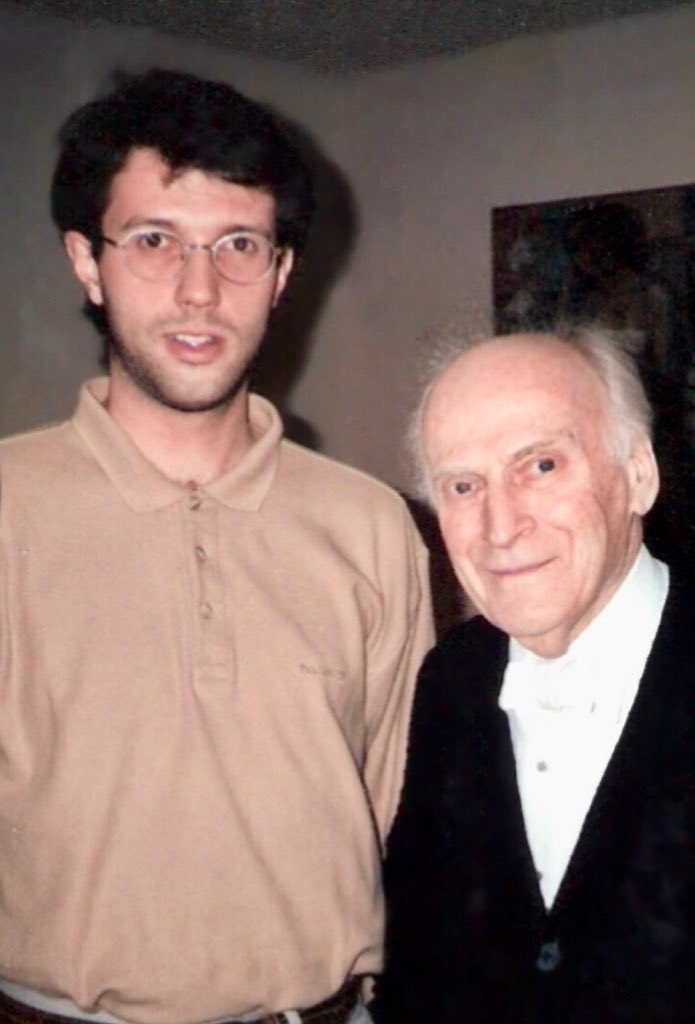 Ayer hace 25 años, falleció Lord Yehudi Menuhin. Irradiaba una inmensa energía de amor y bondad hacia el ser humano y hacia la música. Fuimos muy afortunados en la @EscuelaRSofia de disfrutar su magisterio y siempre estará en mis recuerdos. @MenuhinSchool @FundMenuhin