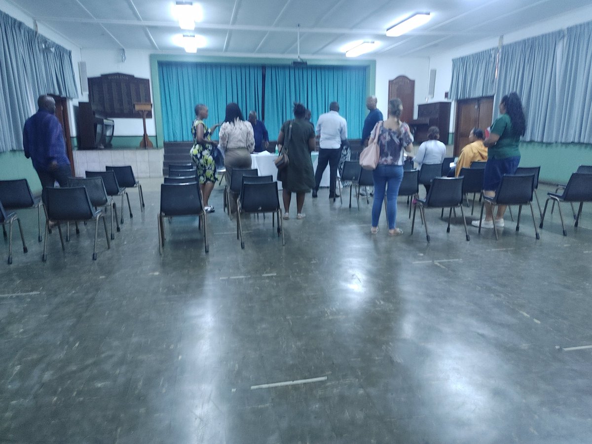 We just don't care, hey😲. A School with Grades R to  7 has this number of parents coming to attend the election of the School's Governing Body😳. Then when SGBs decides to introduce new languages we are up in arms! Useless I tell you🤞🏿. Mind you, this is a postponed meeting