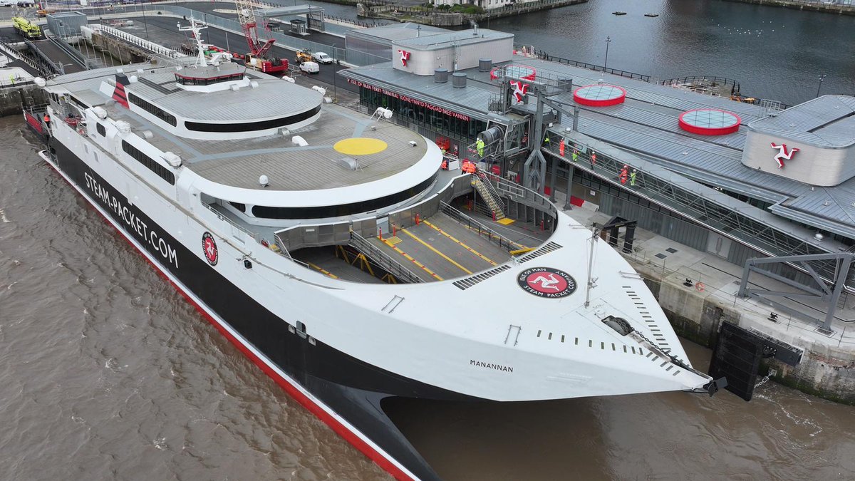 The @iomSteamPacket fastcraft vessel Manannan berthed at the #IsleofMan Ferry Terminal in Liverpool for the first time today as part of the commissioning trial for the facility. The trial enabled major infrastructure marine works to be tested with the vessel.