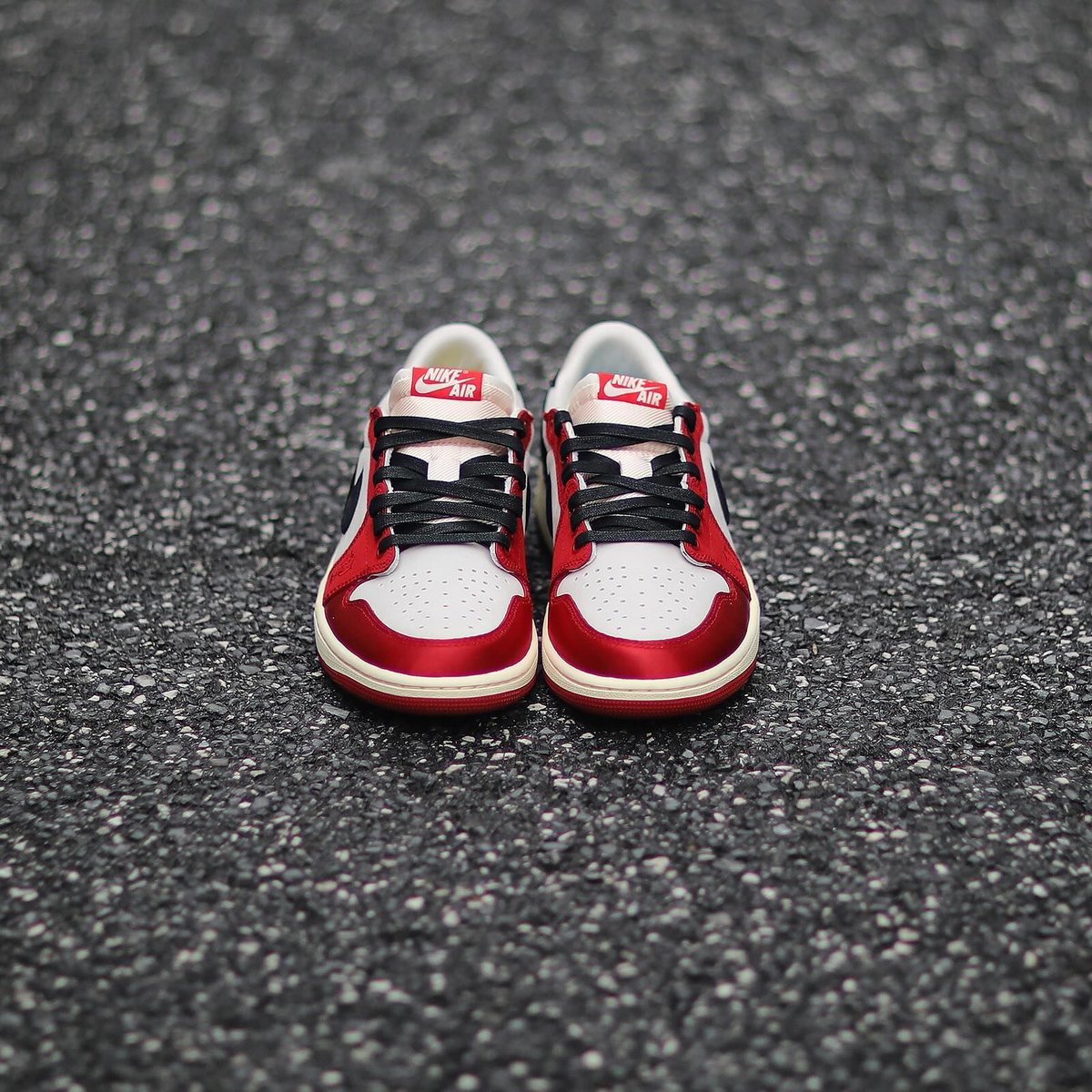 Raffle Closing Shortly: Air Jordan 1 Low X TROPHY ROOM™ "Rookie Card - Away" ❤️