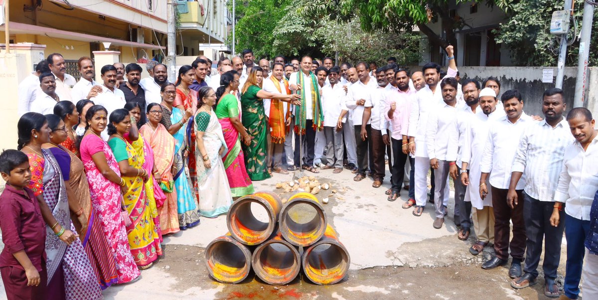 PravveenB's tweet photo. చిల్కానగర్ డివిజన్లోని ధర్మపురి కాలనీ - సాయిరాం నగర్ కాలనీ వరకు 26 లక్షల వ్యయంతో నిర్మించనున్న సీవరేజ్ పనులను ఉప్పల్ ఎమ్మెల్యే బండారి లక్ష్మారెడ్డి,బన్నాల గీతా ప్రవీణ్ ముదిరాజ్ , కార్పొరేటర్ ,జిహెచ్ఎంసి స్టాండింగ్ కమిటీ  మెంబర్ గారితో 
కలిసి ప్రారంభించారు@KTRBRS @GadwalvijayaTRS https://t.co/Hz0lU5XRaa
