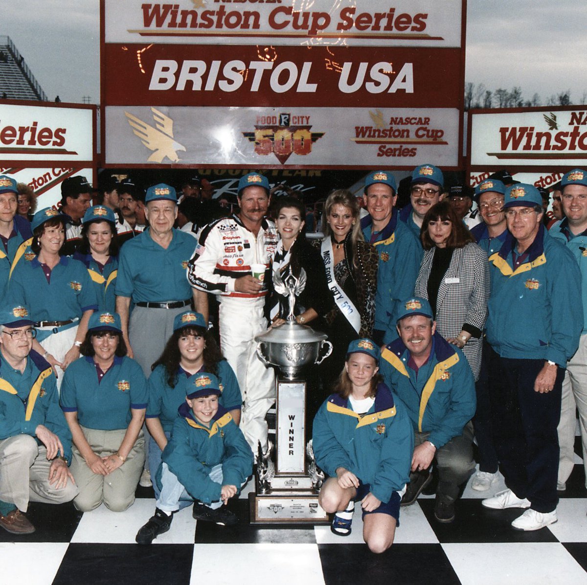 FoodCity's tweet photo. Food City Racing Trivia ๐
What year did Dale Earnhardt win the Food City 500?
A. 1992
B. 1994
C. 1997
D. 1995
#FoodCityRacing #RacingTrivia #ItsBristolBaby #FoodCity500 #FoodCity #NASCAR https://t.co/uF0dG09UsG