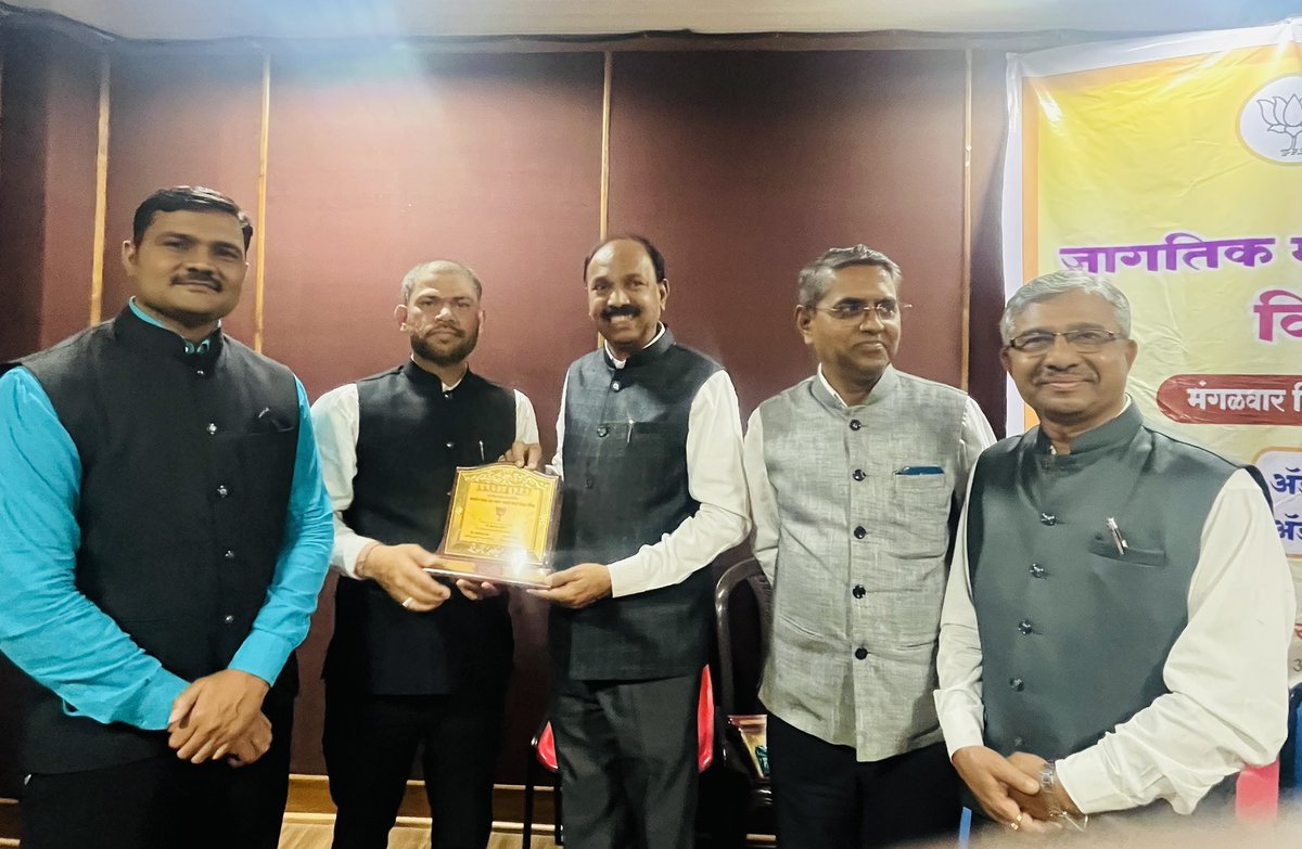 SimplyTejas's tweet image. भाजपा कायदा आघाडी पिंपरी-चिंचवड शहर वकिलांचा स्नेह मेळावा मध्ये ॲड. धर्मेंद्र खांडरे ( प्रदेशाध्यक्ष, भाजपा कायदा आघाडी ) यांच्या हस्ते माझा सन्मानचिन्हं देऊन सन्मान करण्यात आला.
#Committeemember 🙌🏻
#ADVOCATE🤵🏻‍♂️