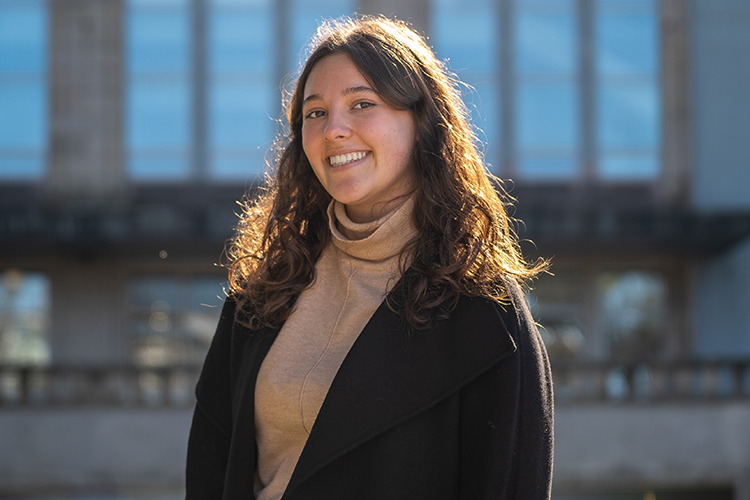 Inês Cerqueira, estudante de medicina da #FMUP, é uma das jovens “cientistas” em destaque no livro “Raparigas na Ciência”, publicado pela Ciência Viva. 😍