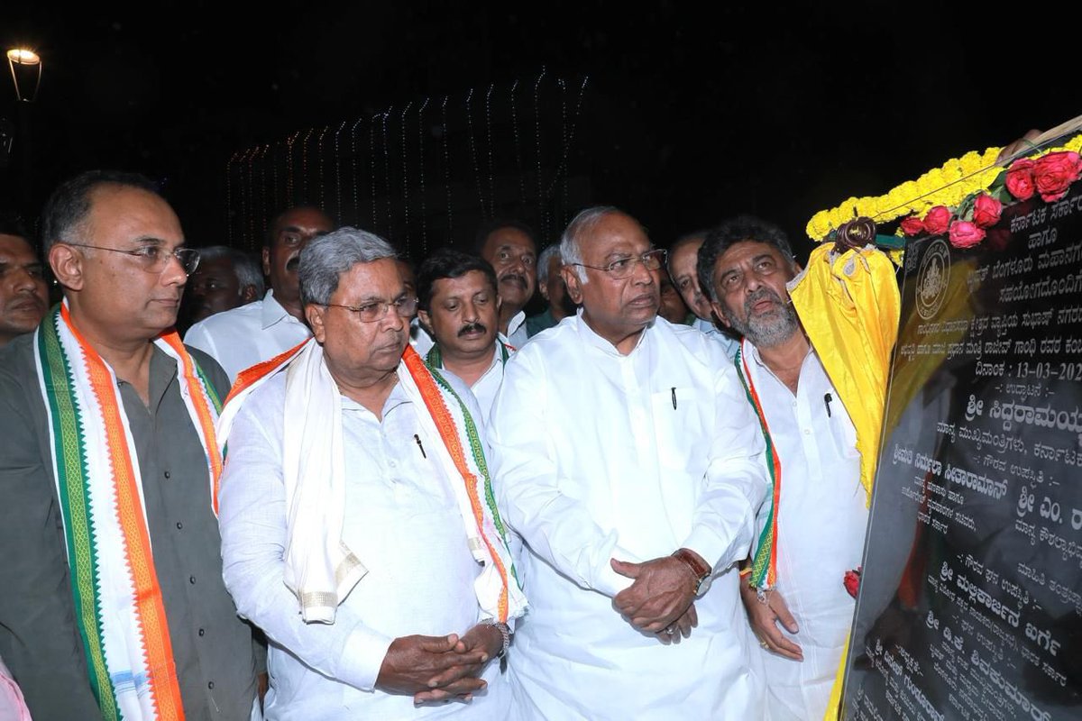 “India is an old country but a young nation… I dream of India — strong, independent, self-reliant and in the front rank of the nations of the world, in the service of mankind.”

~ Rajiv Gandhi 

Today, was delighted to inaugurate a bronze statue of Former Prime Minister and
