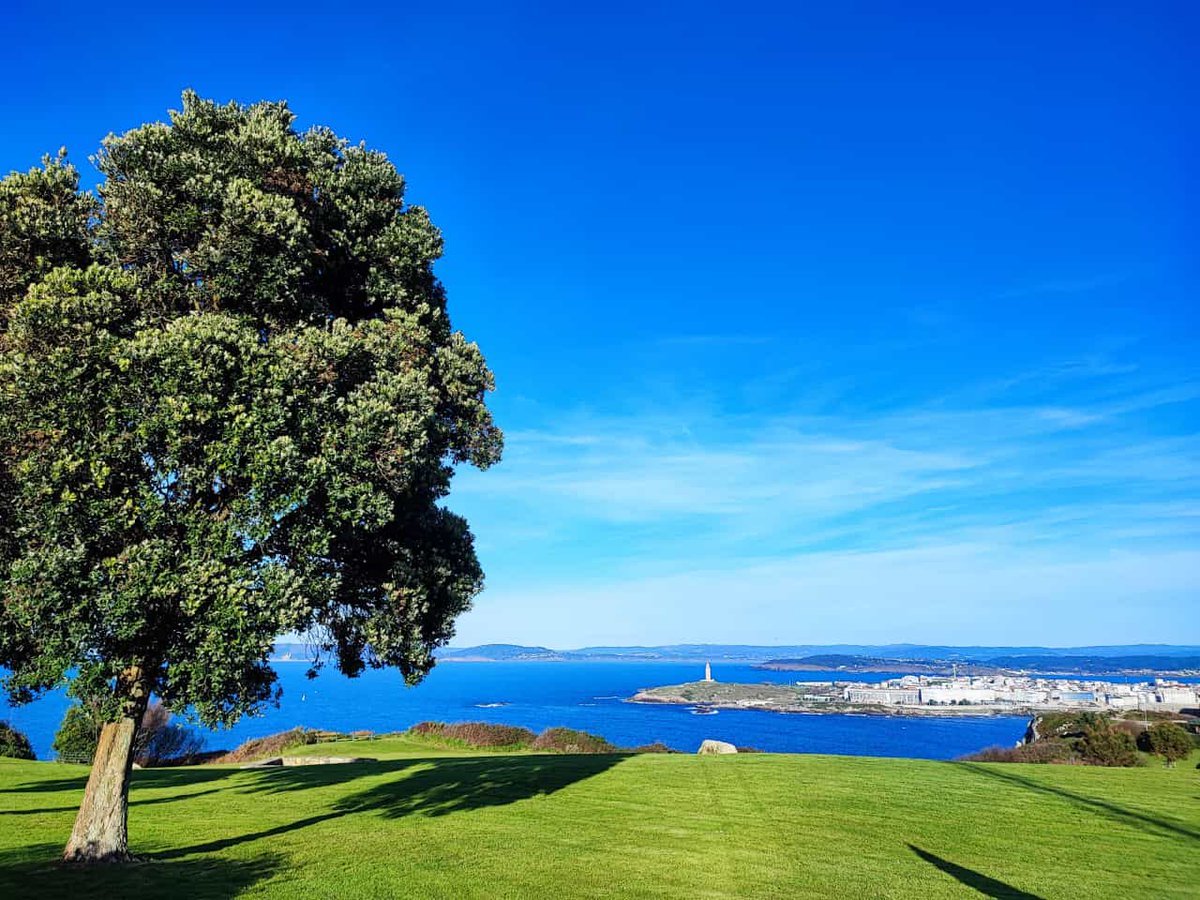 Fermosa foto desde o monte de San Pedro e de lonxe a #TorredeHércules, #RíadeACoruña, #RíaDeBetanzos e #Ares nun día de ceo despexado. 📈Temperatura máxima rexistrada na estación meteorolóxica de Coruña-Torre de Hércules de 23,3ºC Foto enviada por Suso🤳Moitas grazas😀