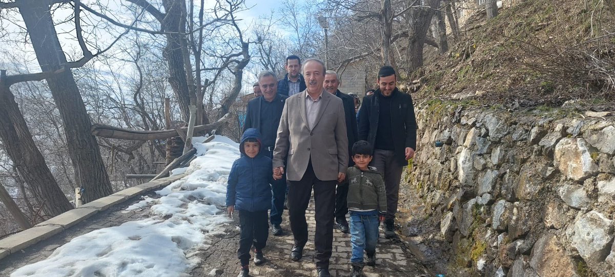 MekiArvas's tweet photo. Bahçesaray'lı kardeşlerimizi ziyaret etmeye devam ediyoruz.  

Kaşıkçılar Mahallesi, Çağrı ve Ünsal Sokak sakinlerimize, sıcak sohbetleri ve İlgileri için teşekkür ederim.   
#ahlaklıbelediyecilik #YenidenRefahPartisi https://t.co/Z1u4mcp4EU