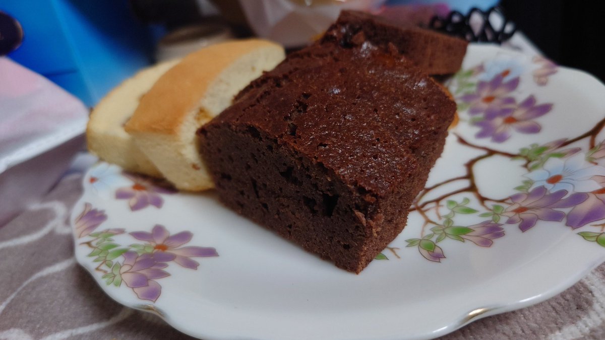 今日は遅くなったけど、一人黙々とネギに豚バラを巻いて肉巻き作って夕飯食べます😋
あとはアスパラと長芋があったのでそれを巻き巻き🌀🌀

そして久しぶりにホワイトデー用にパウンドケーキ作ったらオーブンレンジが変わったからか作り方が悪かったのか、納得いかない出来でした…