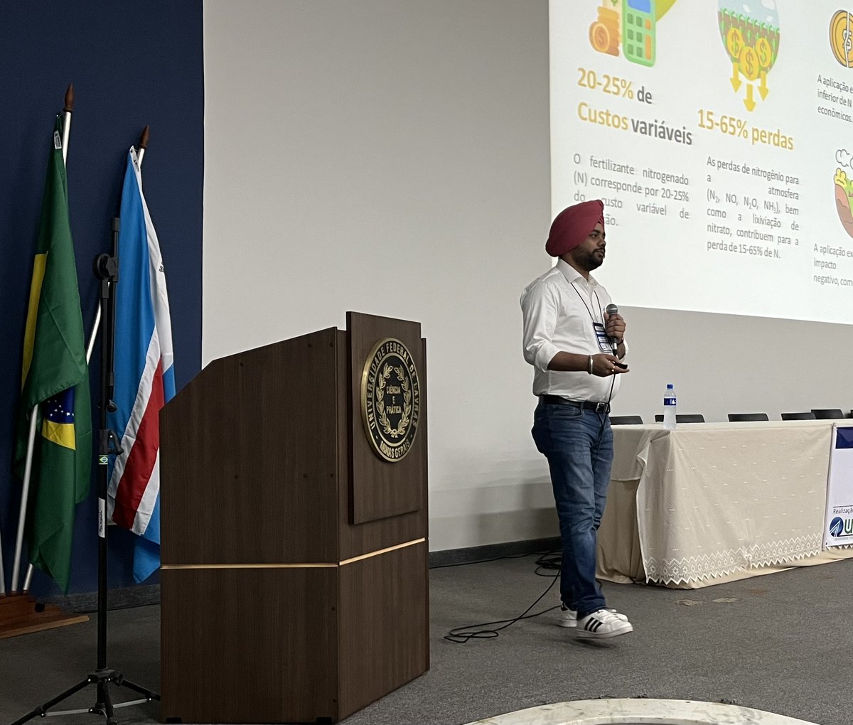 🌱🇧🇷 Emily Bedwell &amp; Amrinder Jakhar, CRSS Ph.D. students, presented groundbreaking Precision Ag research at UFLA, Brazil. Kudos to our researchers &amp; advisors, Dr. Vellidis &amp; Dr. Bastos! #PrecisionAg #Research #UFLA #CropAndSoil