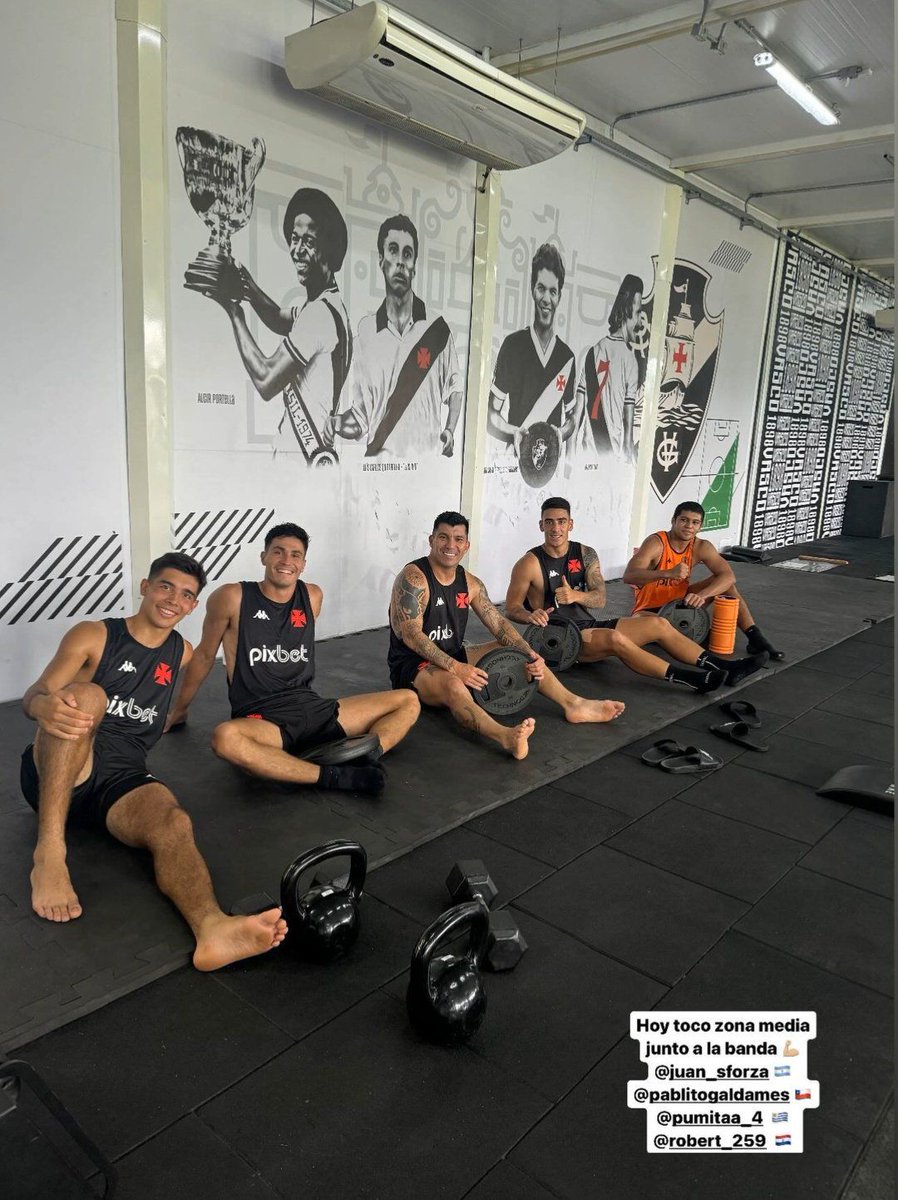 newscolina's tweet photo. Jogadores do Vasco estão novamente usando uniformes com a logo da antiga patrocinadora master do clube. https://t.co/Q44LW3fgeo