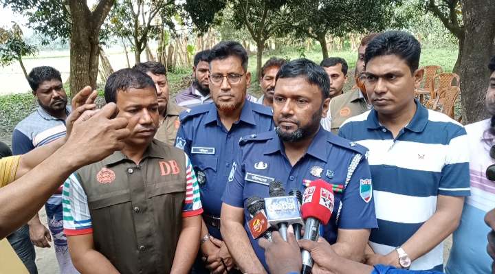 ভারত সীমান্তের ইছামতি নদী থেকে ৪০পিচ স্বর্ণের বারসহ পাচারকারীর মরদেহ উদ্ধার