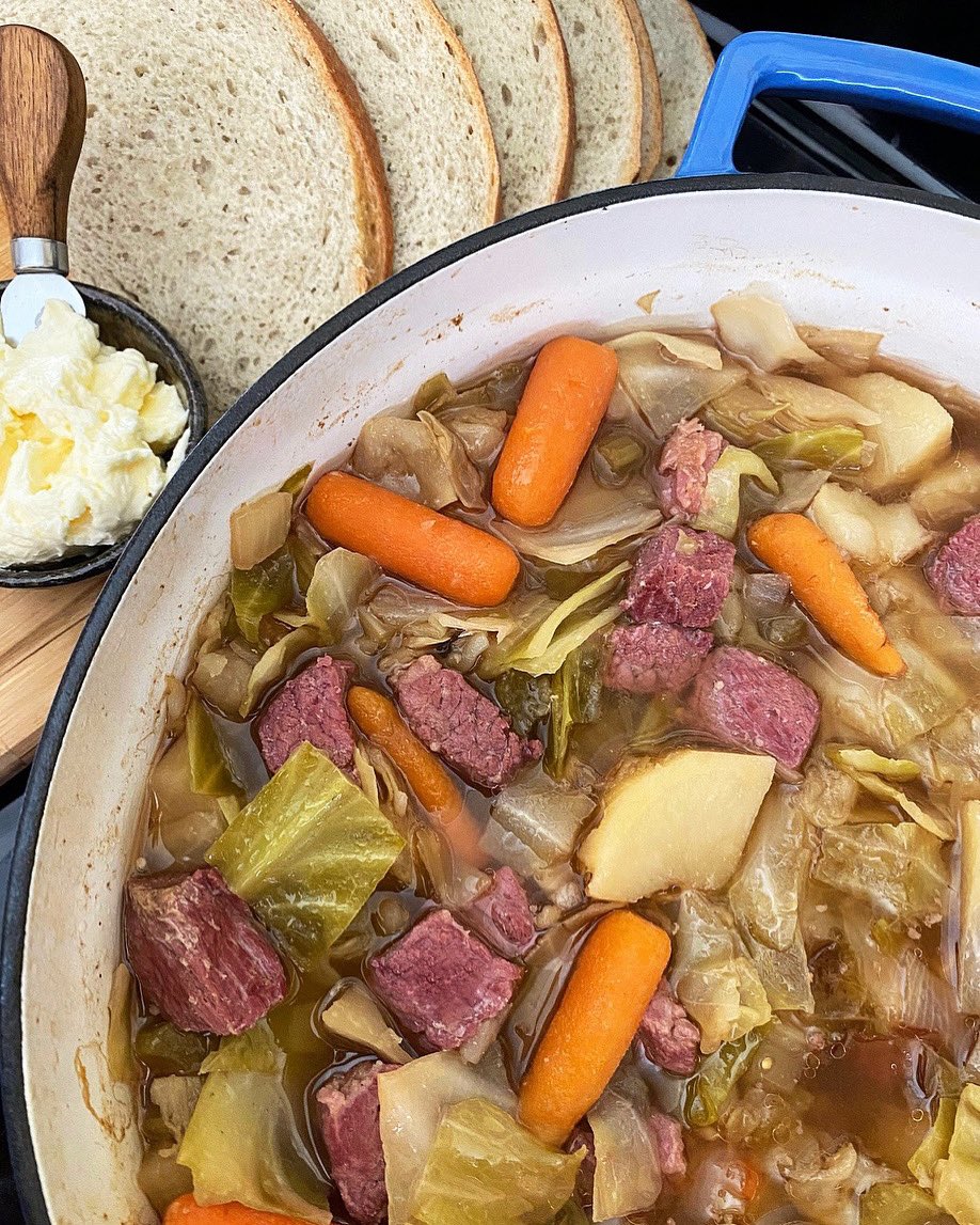 Tis’ the corned beef season! #cornedbeef #cabbage #stewed #ryebread #comforting #stpatricksdayfood #deliciousmeals #foodforthesoul #goodforthesoul #cheers 🍻☘️