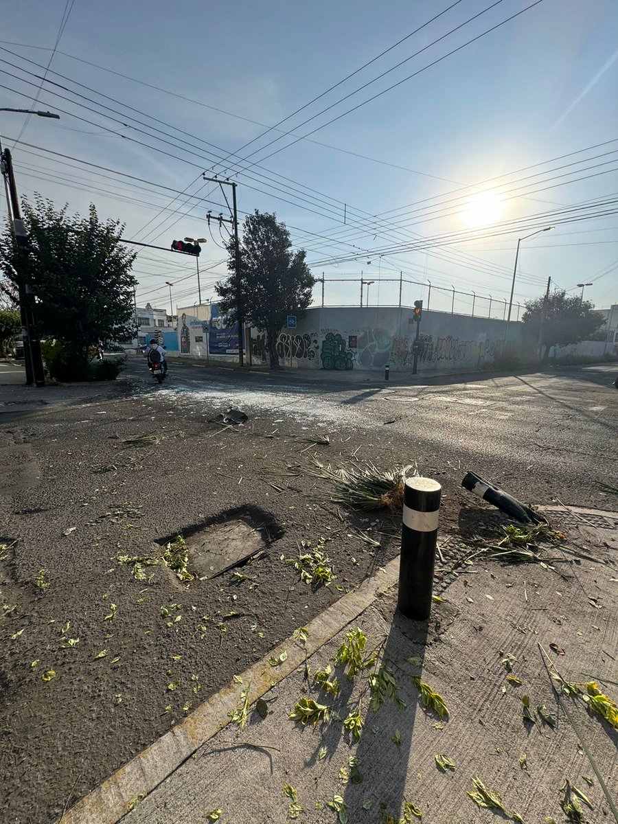 MGabrielPastor's tweet photo. La Mesa directiva y vecinos de Gabriel Pastor 1a secc.  Informa y solicita @InfraPue la reparación del bolardo dañado por impacto de auto en 37 pte. Y 9 sur.  Desconocemos quien es el responsable.
@PueblaAyto https://t.co/VQghY2wpzV