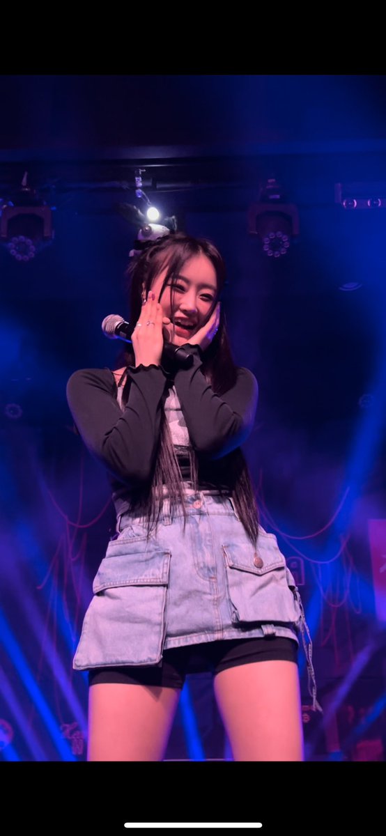 kpopstan745's tweet photo. @winxywings Dajeongs biggest hype girl 🤭🤭🤭 https://t.co/oxeOXeGsDP