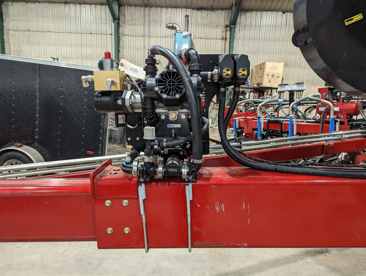 EdJHanson's tweet photo. A beauty install on this 2259 case planter! @SurePointAg
@CangrowCrop #liquidshift #sentinel
16 row section control integrated into 700 pro https://t.co/Vx1ln7lMLC