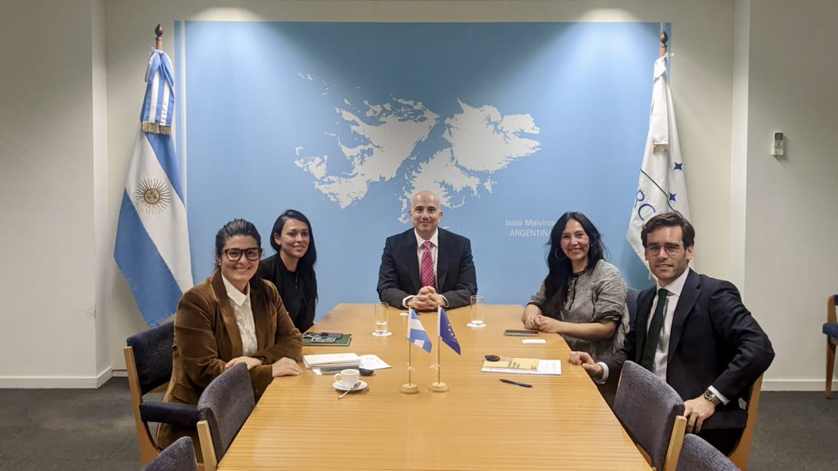 Nos reunimos en la @ARGanteUE con @redeschaco y @LiliPaniaguaF, quienes se encuentran en Bruselas para dar visibilidad al #GranChacoArgentino y a su trabajo en el Norte Grande de nuestro país, que es uno de los ejemplos de cooperación entre 🇦🇷🤝🇪🇺 #ImpactoVerde