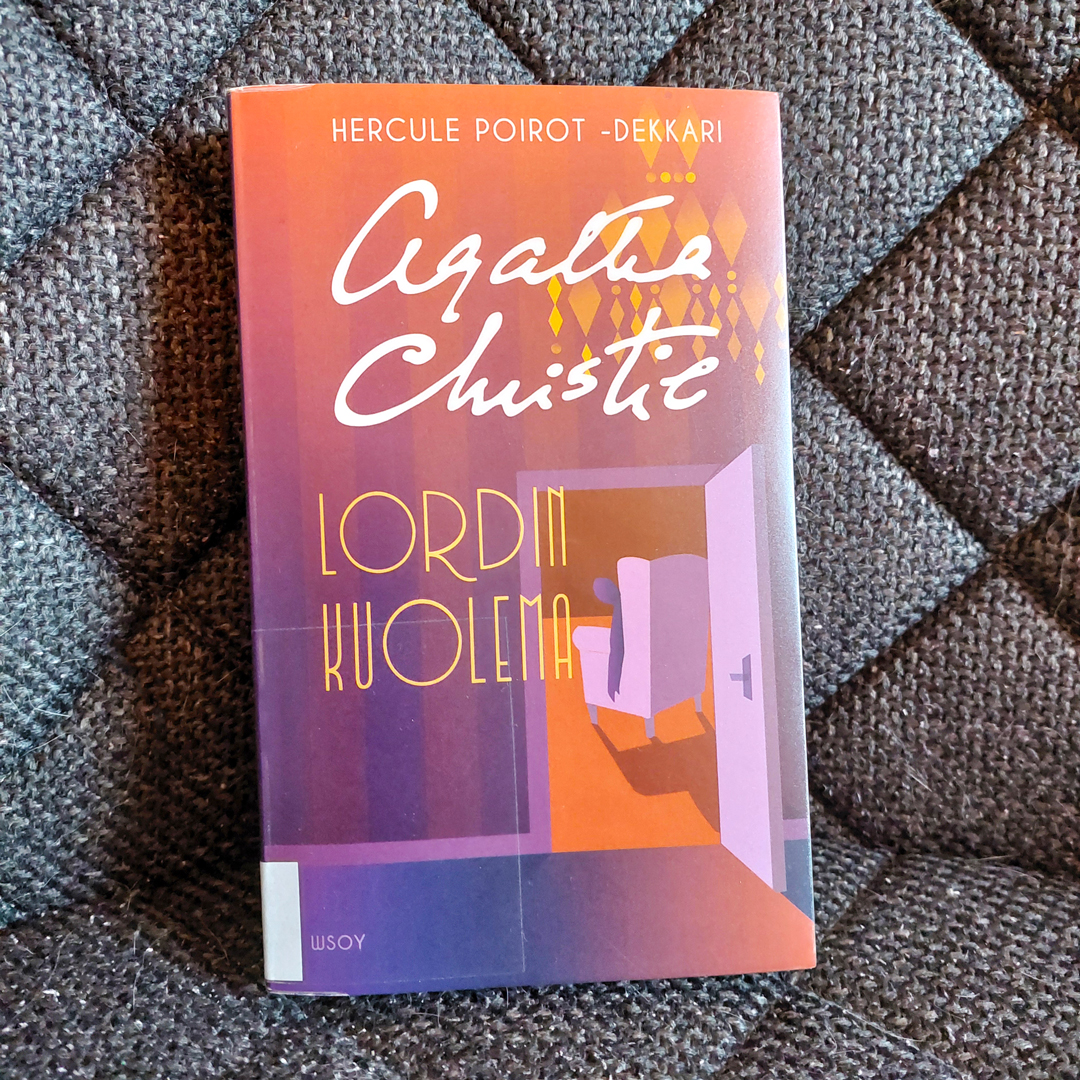 shyblueone's tweet photo. Lordin kuolema 🔍 Mukiinmenevä, muttei erityisen mieleenpainuva Hercule Poirot -dekkari. Onnistui huiputtamaan minua, vaikka mielestäni siinä kierrätettiin "yllätyskäänne" yhdestä toisesta Poirot-kirjasta. 🤔 #kirjat #kirjatwitter https://t.co/dzLpvIu2bl