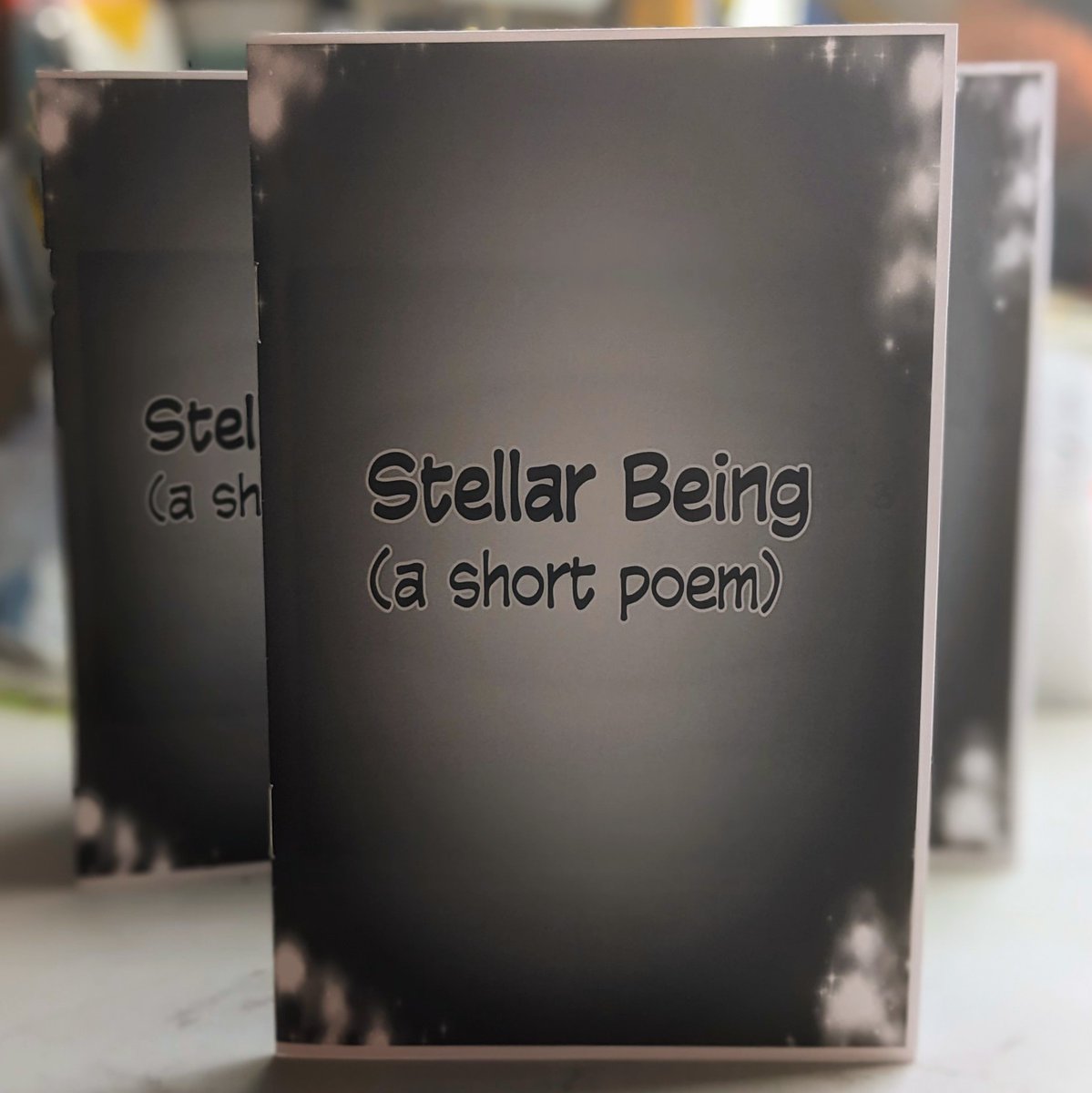 New at APD! Stellar Beings is a beautiful short poem zine written and illustrated by Victoria. It’s so beautiful! 

Stellar Beings is now available on the Aquatic Panda Distro store. Also go show Victoria some love on Instagram @anniemanga88.

saturn2169.storenvy.com/collections/20…