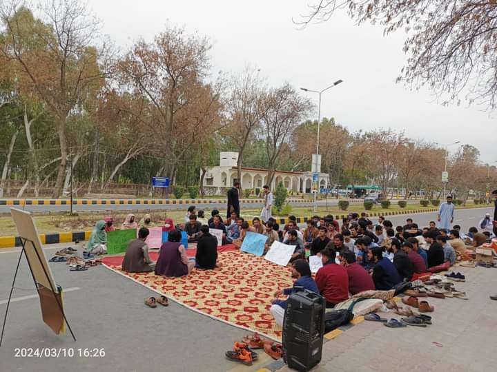 گورنر پنجاب کے نوٹیفیکشن کے باوجود اسلامیہ یونیورسٹی بہاولپور کے وائس چانسلر نے ایک بار پھر فاٹا کے ریزرو سیٹس ختم کیئے ہے جس کے خلاف پشتون ایجوکیشنل کونسل نے اسلامیہ یونیورسٹی میں احتجاجی کیمپ لگایا ہے. #ResolveFataStudentsIssuesInIub