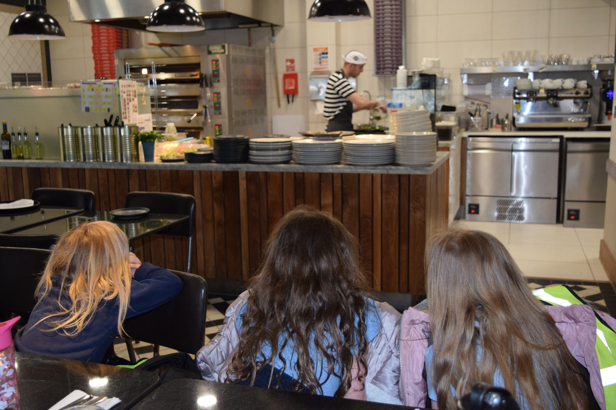 ❤️ @CYC_youngcarers took 21 young carers on the train to Chester yesterday. 🚆🍕 Eight of the young carers had never been to Chester before, four had never been on the train and most had never eaten at the pizza restaurant. 👏 A brilliant activity for Young Carers Action Day!