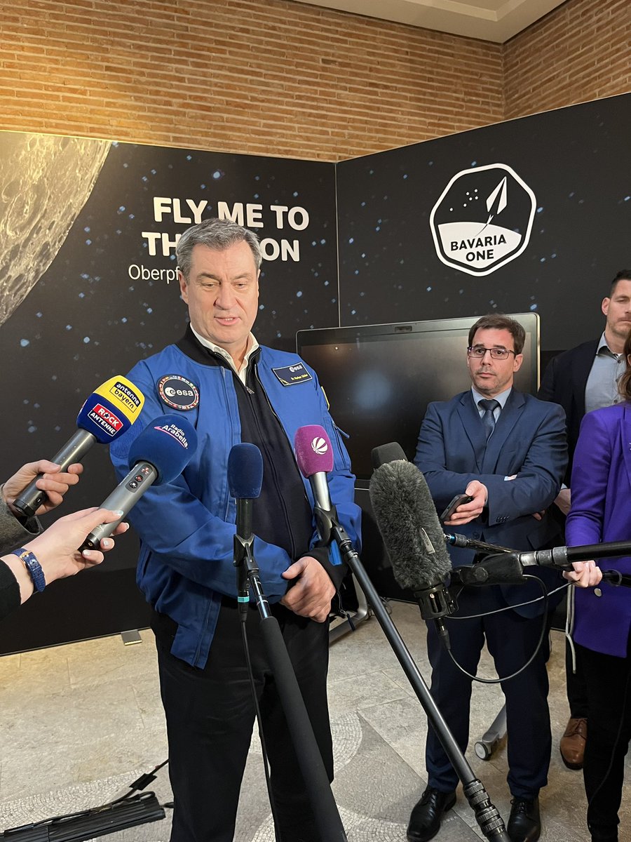 #AufzumMond - Pressekonf. zum Thema #Mondkontrollzentrum heute in München mit ESA GD @AschbacherJosef, #Bayern MP @Markus_Soeder und @DLR_de Vorstand Anke Pagels-Kerp. #Replay Video hier: youtube.com/live/mUdNwcSOW…