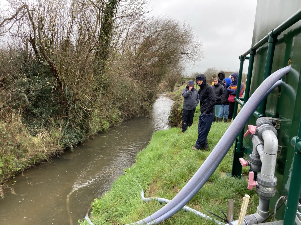 A good day ☔️ for talking hydrology 💦 with some ⁦@ucdagfood⁩ students and their lecturer Paul Murphy in Ballycanew today