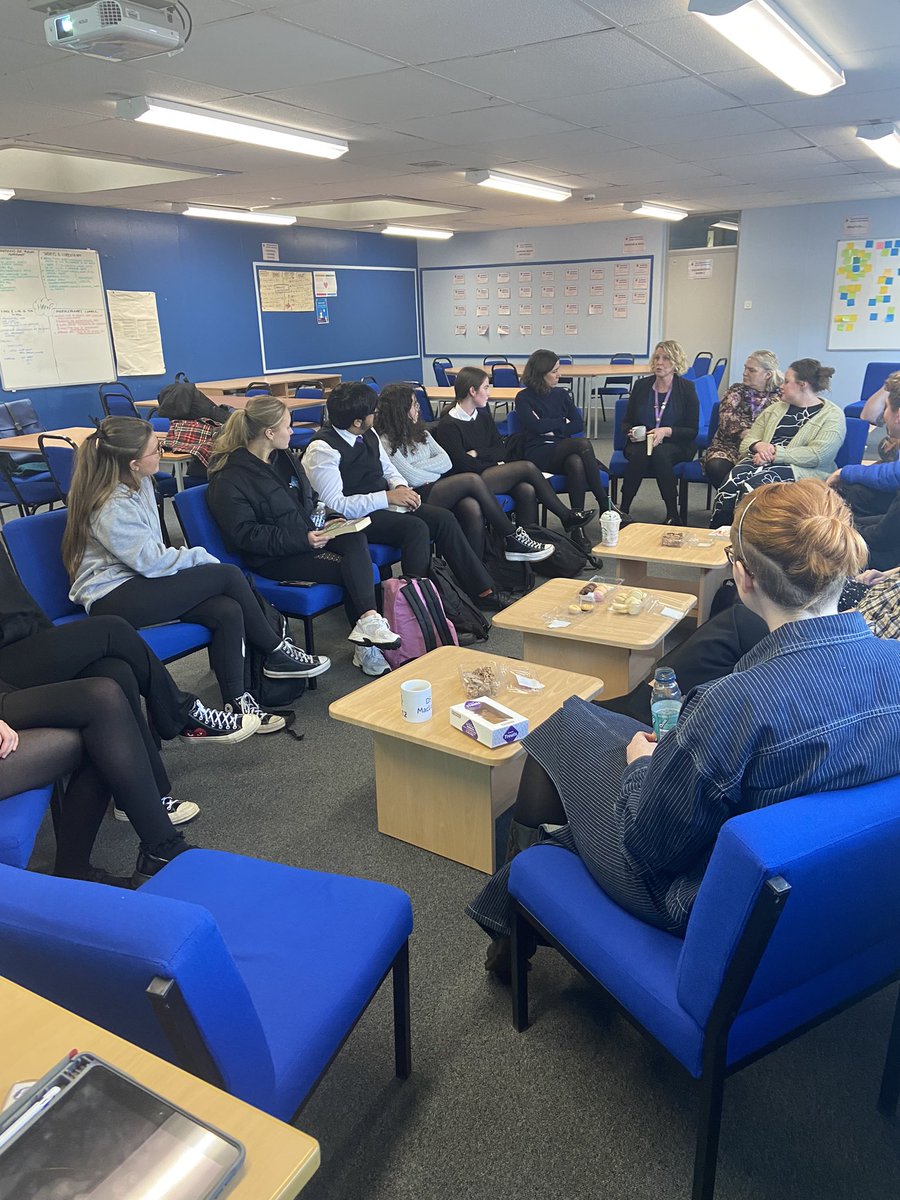 What a turn out for the first @BannermanHigh Senior and Staff book group! Thanks to everyone for sharing your recommended reads (a full list will be coming soon). I’m already looking forward to next month’s meeting which will focus on award winning books 📚🤩