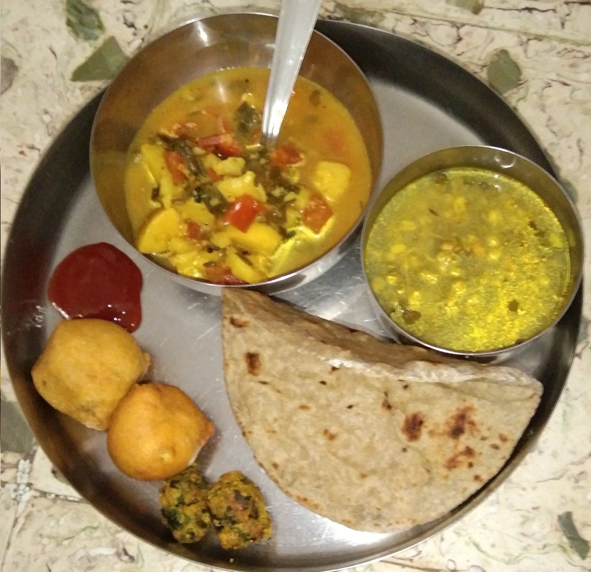 lajawabswadoffi's tweet image. Wednesday dinner with aloo palak subzi, mung dal, muthiya, kela bhajiya with tomato sauce, roti and rice.
#homefood #homecooking #wednesdaydinner #wednesdayfood #foodblogger #foodie