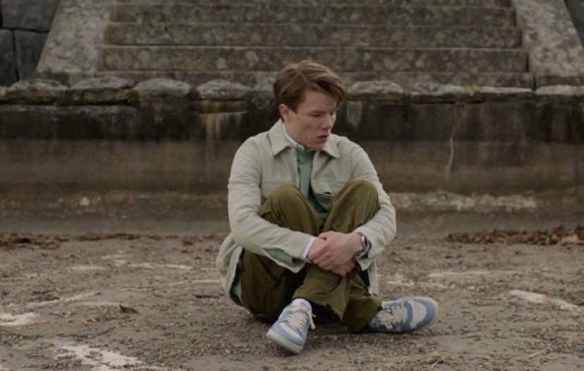 _Sumett_'s tweet photo. “Young Royals is my comfort show”

me watching the show: https://t.co/t20RD38QYW