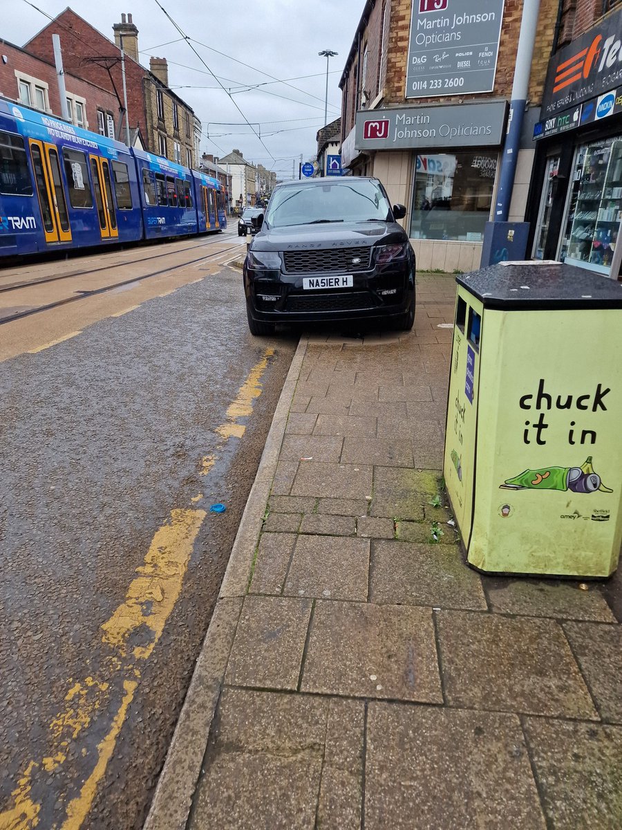 ParkinginSheff's tweet photo. Another one that should have gone to specsavers - GET OFF OUR PAVEMENT!!!!
#Parkinglikeatwat Middlewood Road #Sheffield S6 https://t.co/AmAThdmssG