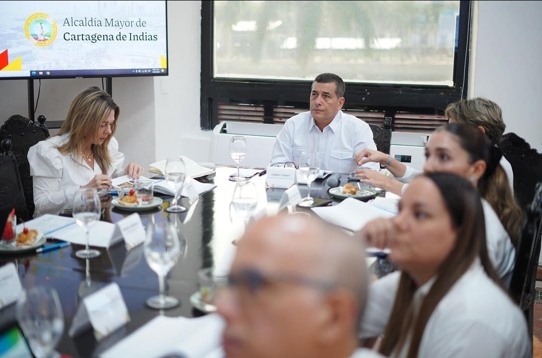 dumek_turbay's tweet photo. Conclusiones de la Junta Directiva extraordinaria de @Acuacar. Agradezco de antemano la participación de la representante de @Veolia para Colombia y Panamá, Judith Buelvas. 

1. Vamos a trabajar en la confiabilidad del sistema para garantizar la prestación de un servicio de alta calidad. Identificar, prevenir y minimizar riesgos, será la clave. 

2. Nuestra @secgeneral_ctg, María Patricia Porras, tiene la tarea de revisar con lupa y rigor el contrato de concesión de @Acuacar. Luego de su análisis técnico, jurídico y financiero, anunciaré hallazgos, conclusiones y decisiones para adoptar. Le recuerdo a la ciudad que Aguas de Cartagena es una empresa nuestra y que la vamos a proteger. 

3. Se establecerá un robusto plan conjunto de inversiones en infraestructura moderna con distintas fuentes de financiación, que será consignado en el Plan de Desarrollo Distrital. Cc @PlaneacionCTG

4. Insistí en el avance de un plan de expansión de redes de agua y alcantarillado para la zona Insular y corregimental de #Cartagena. Lo estamos trabajando de la mano con @Minvivienda y @Acuacar será fundamental. Es asunto de primer primerísimo orden para este gobierno. 

Por último y no menos importante, aprovechando a @Veolia_Cartagen, insistí en el mejoramiento de la prestación en el servicio de recolección y manejo de basuras. Se unieron a nuestra solicitud de la implementación del programa "Corredores limpios", para que Cartagena recupere su brillo y esplendor. Una ciudad limpia es responsabilidad de TODOS. 

Delegué a la Secretaría General de @AlcaldiaCTG, para el seguimiento de estos compromisos. ¡AVANZAMOS!