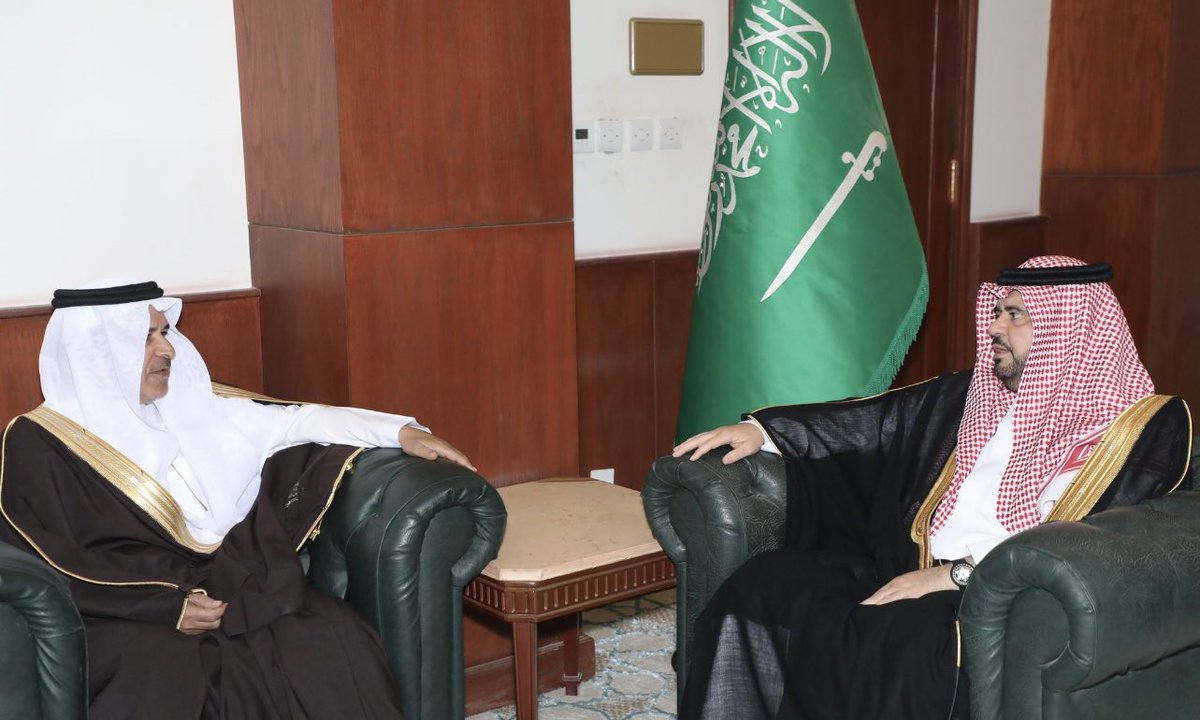 صورة جمعت 
الأستاذ : خالد بن محمد البابطين 
" محافظ الدوادمي " 
والشيخ : خالد بن عفاس بن محيا 
"رئيس مركز الحيد "