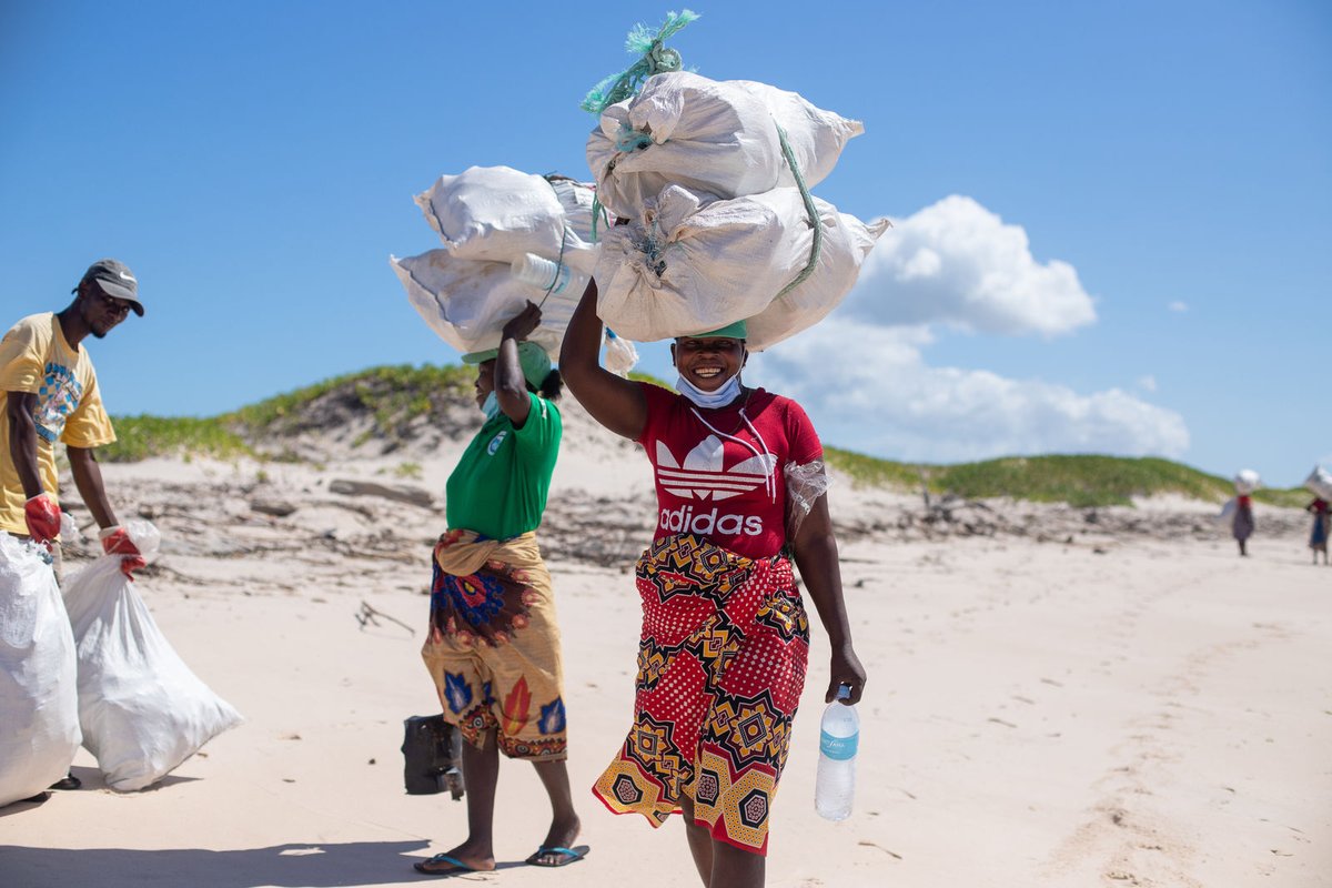 AfricanParks's tweet image. Basisa Bazaruto, a waste recycling programme that was initiated by the Bazaruto team in Mozambique, has been featured in @forbesindia.  The programme employs local people who have removed 540 tonnes of trash from this seascape bit.ly/4cbC2em