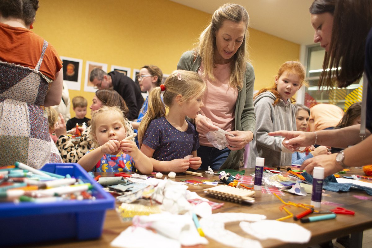 On Saturday 23rd March there will be a whole host of fun family activities at Kelvin Hall! Drop-in from 12-4pm for crafts, games and film. Find out more: kelvinhall.org.uk/whats-on/Event… Activities are led by @UofG Museums Studies Students.