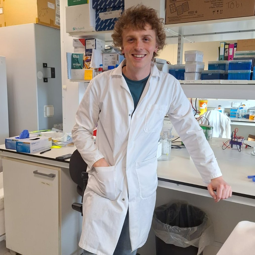 #Researcherspotlight 💡 Dr Tobias Moll from @neuroshef is investigating how communication breaks down between motor neurons. He aims to test a new potential treatment strategy and hopefully reduce damage to nerve cells. More info: mndassociation.org/research/our-r…