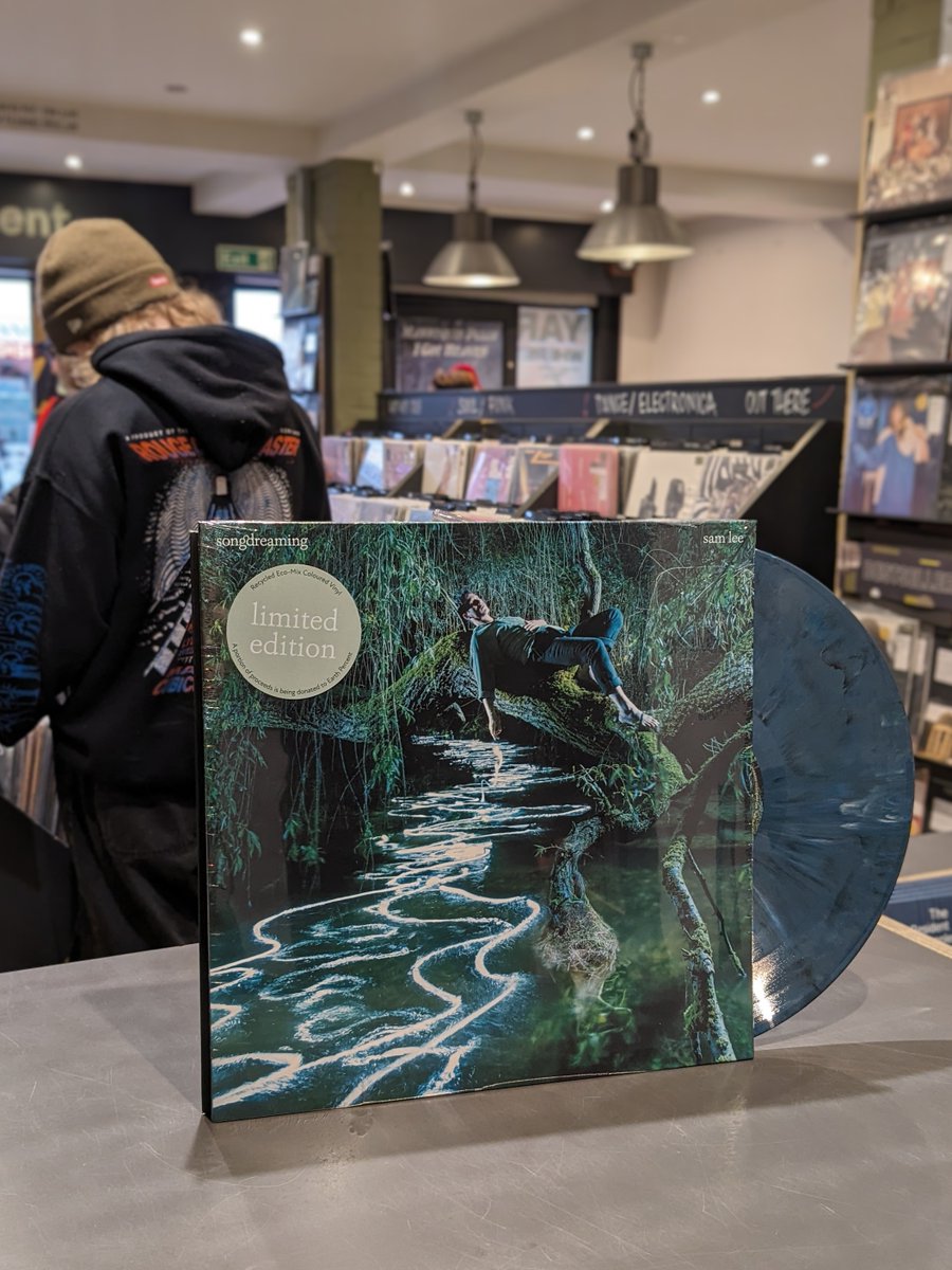 'Songdreaming' finds <a href="/samleesong/">Sam Lee - He/Hymn 🌈</a> in vehement form - there's a bulging, barely simmering, emotional struggle threatening to burst through the delicate folk structures 💚

resident-music.com/productdetails…