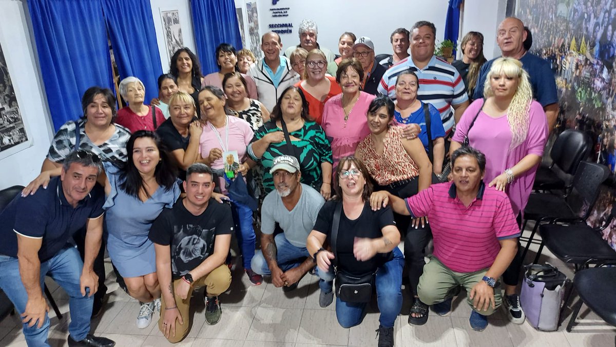 GloSifuentes's tweet photo. La Militancia, en nuestra casa partidaria Seccional Nqn, busca encontrarse y con  mucho respeto opina,marcando que el único camino es el diálogo para afuera y dentro de las estructuras partidarias. Sigamos x ése camino. Allí estuvimos como integrantes de la Junta de Gobierno MPN https://t.co/ogI0qoDKBl