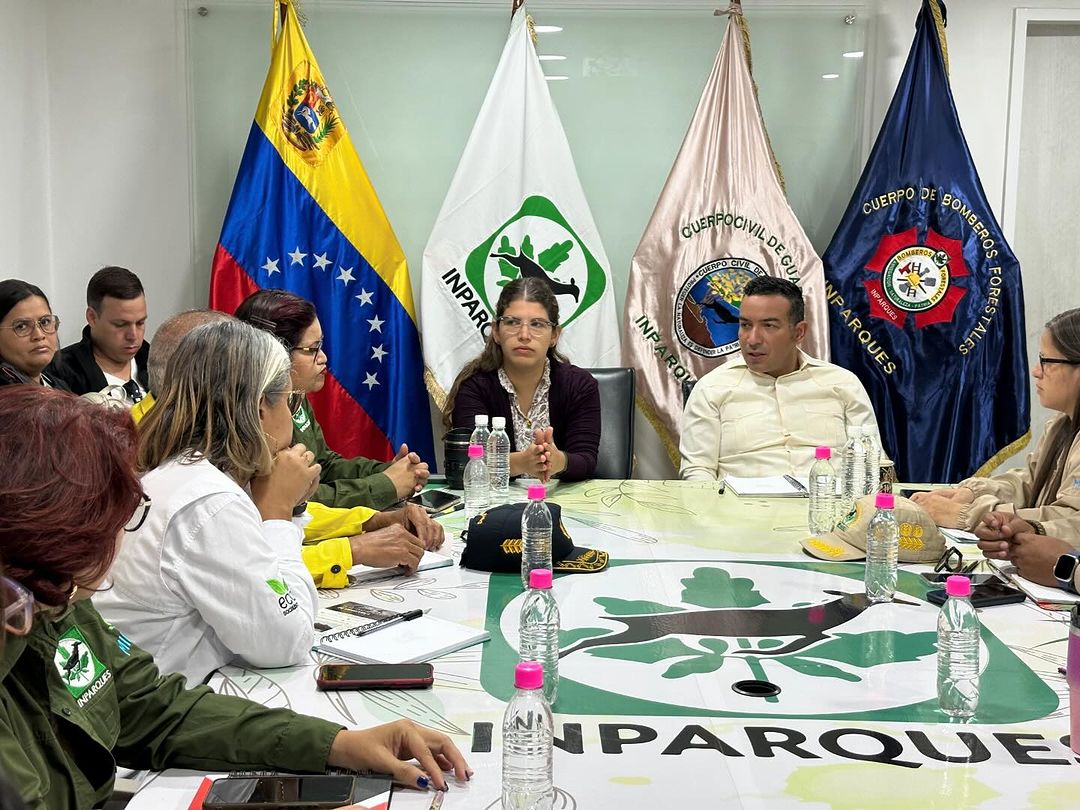 800Noticias_'s tweet photo. 🔵 INPARQUES TIENE NUEVA PRESIDENTA

Inparques anunció a Rosinés Chávez, hija de Hugo Chávez, como la nueva presidenta de la institución.

🗣️ «Dando continuidad a una gestión humanista, naturalista y ecosocialista», dijo Josué Lorca, Ministro de Ecosocialismo.

#13Mar https://t.co/edldloY9A2